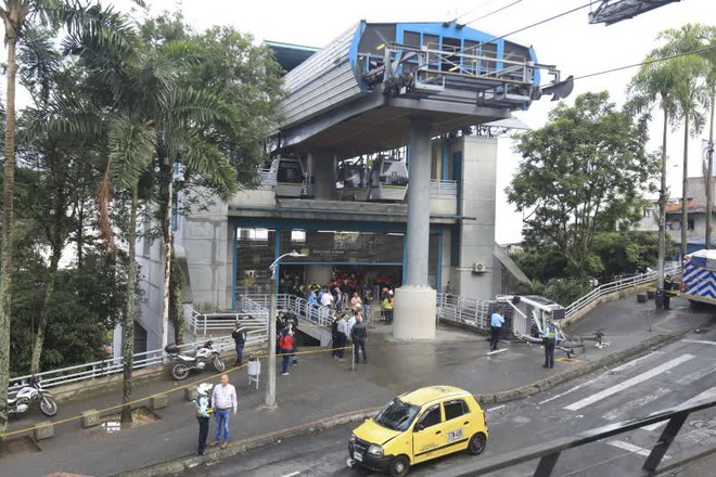 Tai nạn thảm khốc: Cáp treo đang di chuyển bị đứt cáp, rơi từ trên cao xuống đất khiến hơn 20 người thương vong - Ảnh 3.