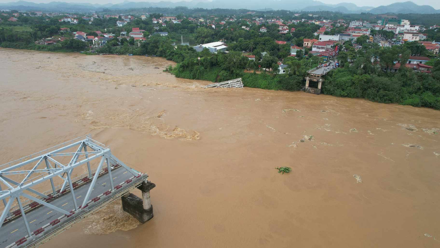 Vì sao cầu Phong Châu bị sập?